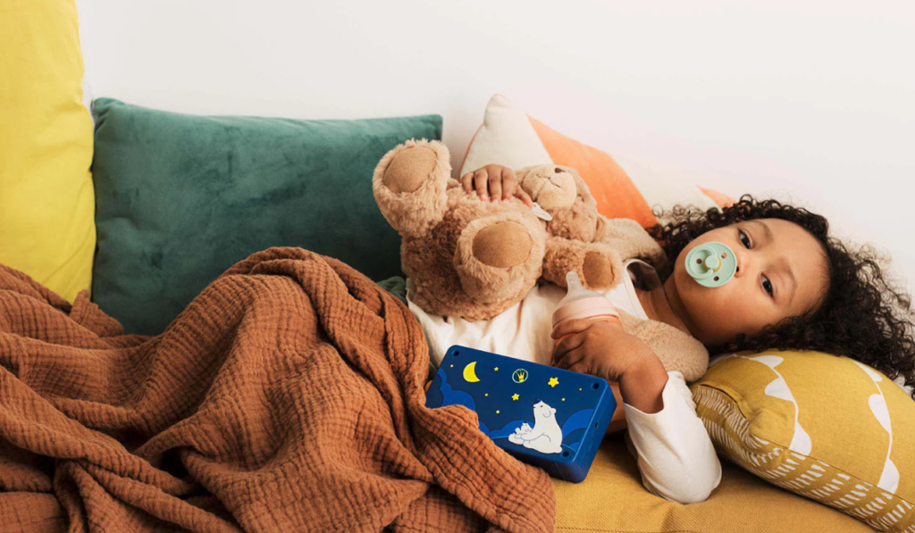 B&eacute;b&eacute; &eacute;coute une conteuse audio sans &eacute;cran avant le coucher